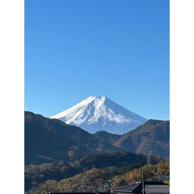 快晴日
今日は雪をかぶった富士山がはっきりと見えてます

#🗻 
#富士山 
#mountfuji 
#白石ガラス工房 
#shiraishiglassstudio